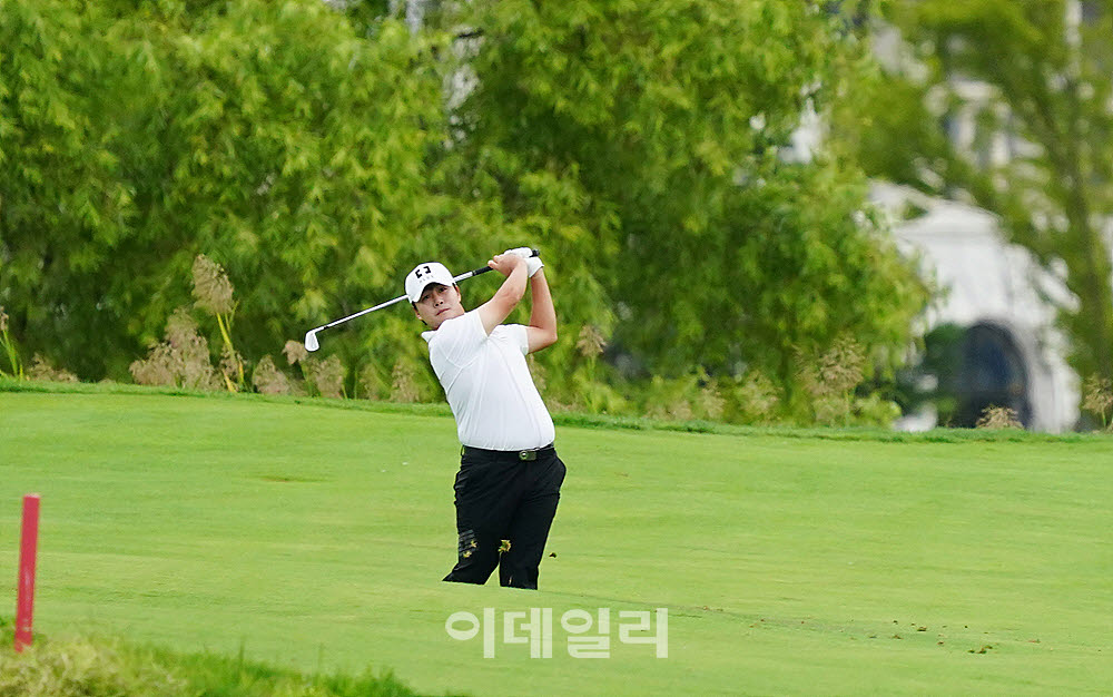 [포토] 타구 바라보는 김민규