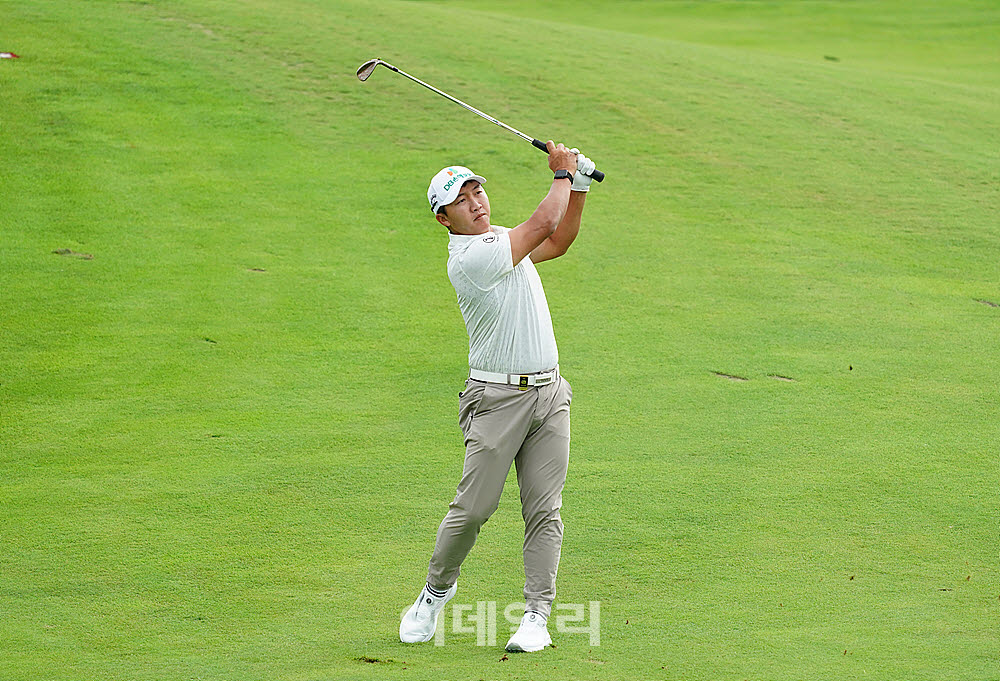 [포토] 타구 바라보는 김홍택