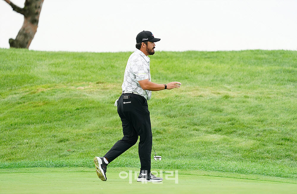 [포토] 정찬민, 갤러리에 인사하며 홀아웃