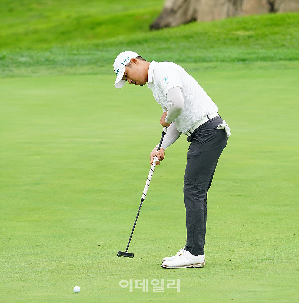[포토] 박은신, 부드러운 퍼팅 스트로크