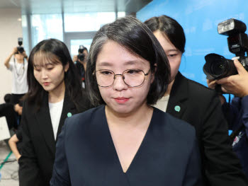 [국회를 부탁해]‘사퇴 거부’ 용혜인, ‘의원·장관 겸직 법이 허용...인사청문회 열어달라’
