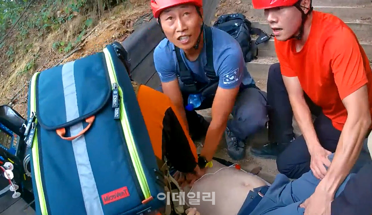 경기북부소방 산악구조팀, 북한산 심정지 등산객 구조