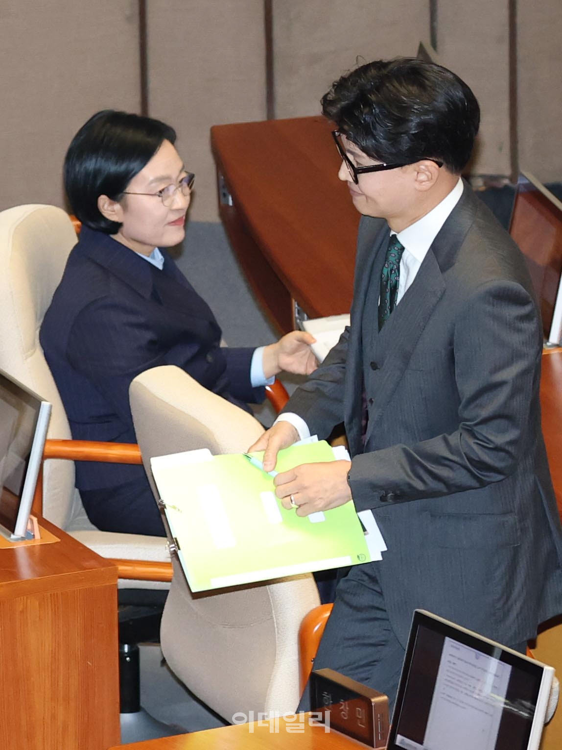 [포토]본회의, '한동훈 의원 바라보는 한성숙 국무총리'