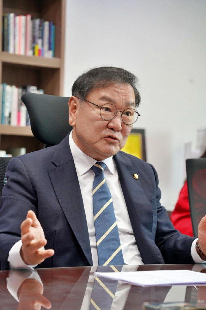 ‘임기 헌법상 명확’ 李 발언에... 여야 동상이몽