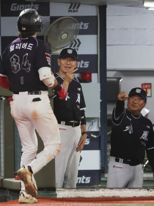 이강철 감독, 개인 600승 달성...KT, 롯데 대파하고 선두 탈환