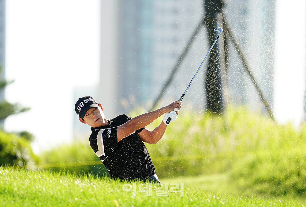 [포토] 신용구, 페어웨이 벙커 탈출
