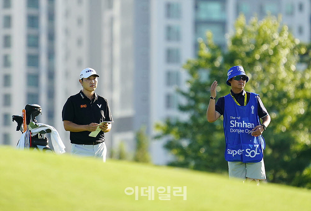 [포토] 배상문과 지철민, 신중히 공략한다