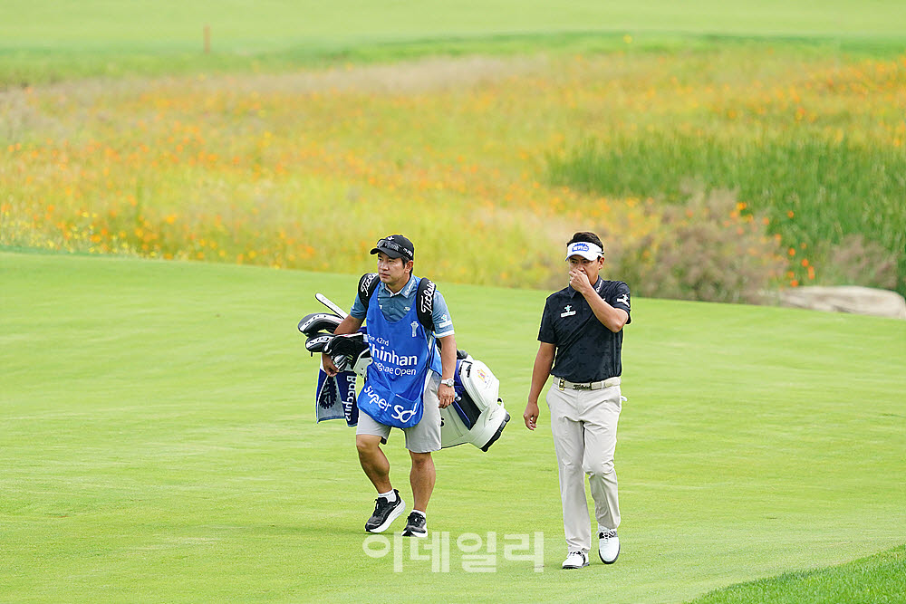 [포토] 박상현, 캐디와의 동행