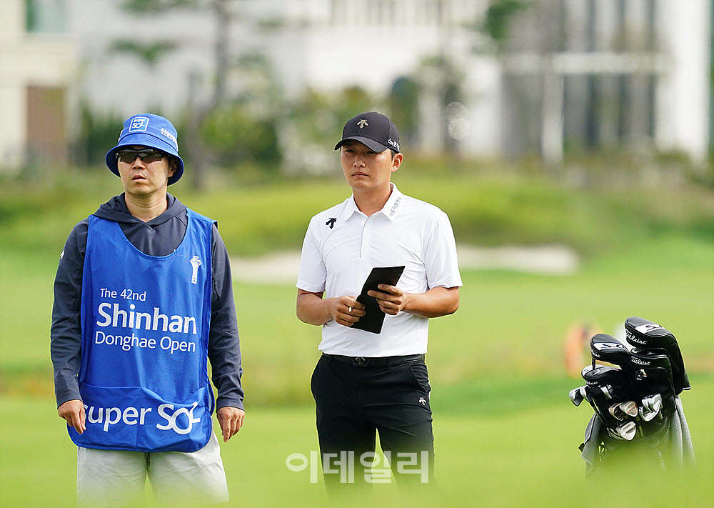 [포토] 김영수, 그린 공략 고민중
