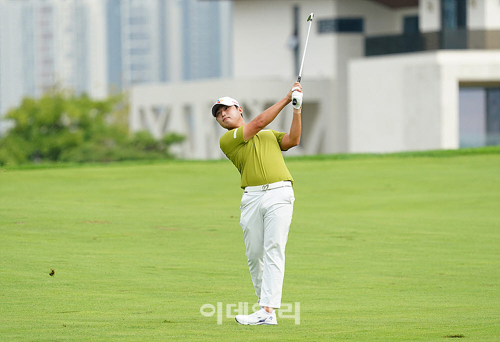 [포토] 배용준, 힘찬 스윙으로