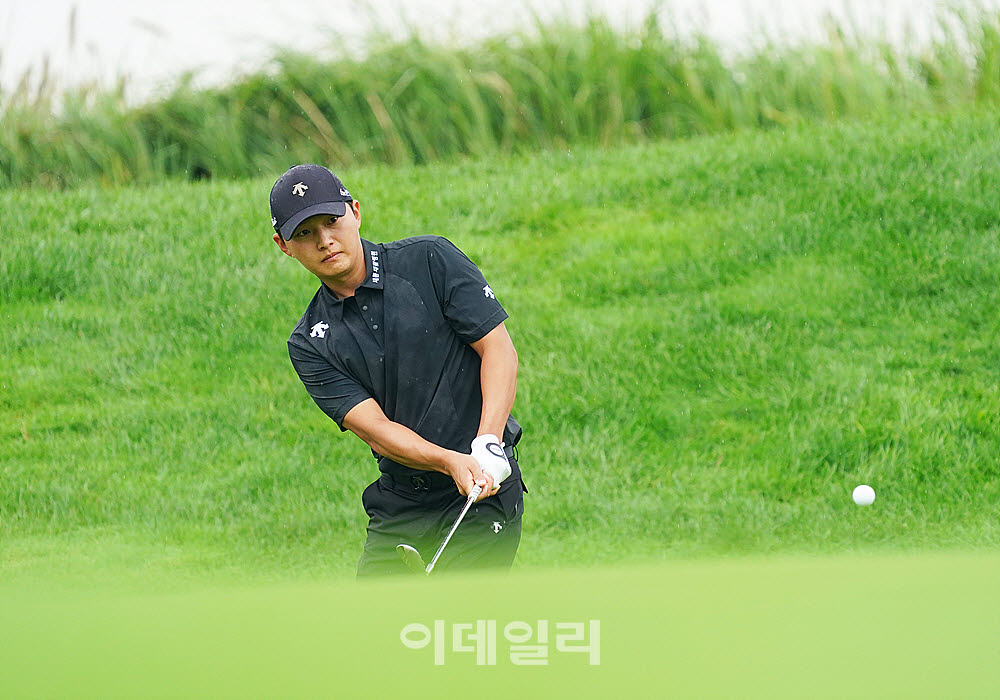 [포토] 김영수, 날카로운 샷으로 만회한다