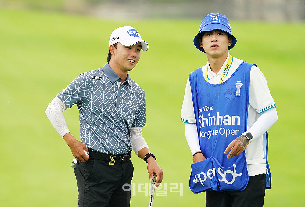 [포토] 송민혁, 찰떡 궁합 캐디와 함께