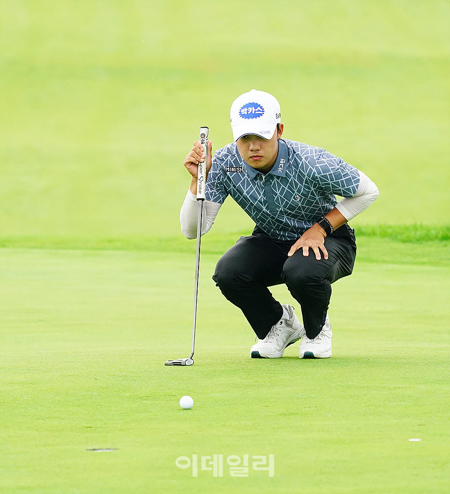 [포토] 송민혁, 신중히 읽는 라인