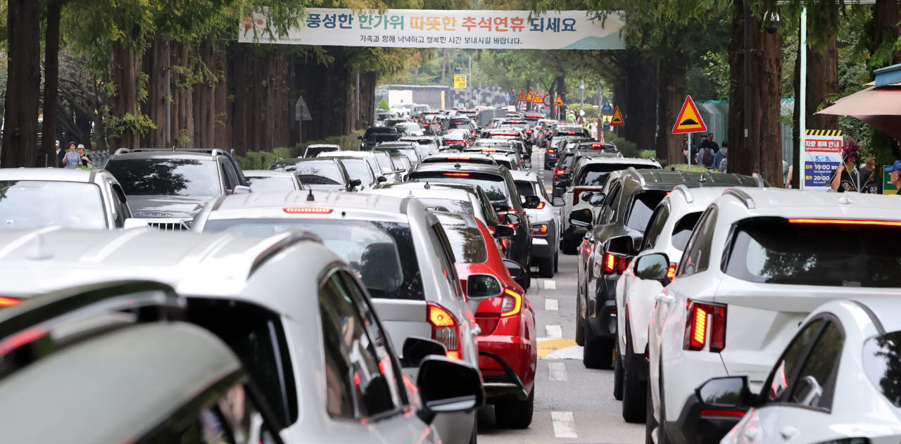 [포토]주차장 방불케하는 인천가족공원 진입로
