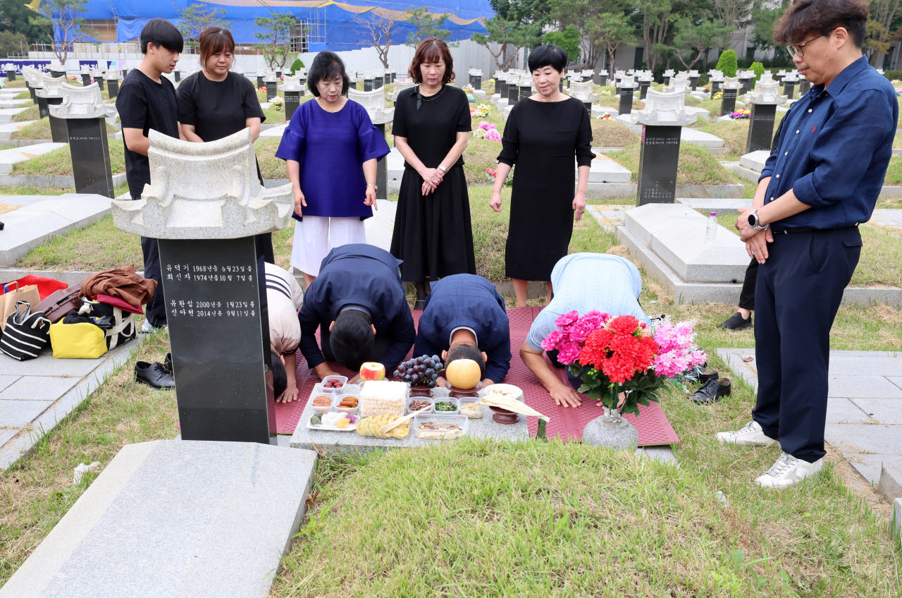 [포토]이른 성묘로 온가족이 한자리에