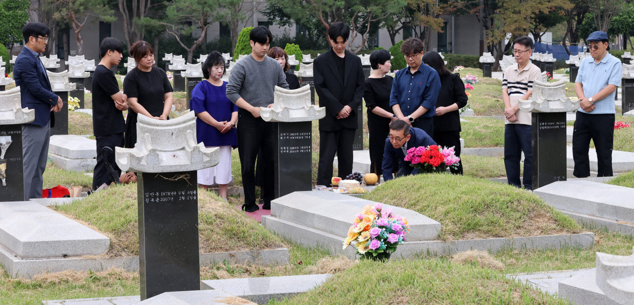 [포토]부모님 묘에 다함께 모인 가족들