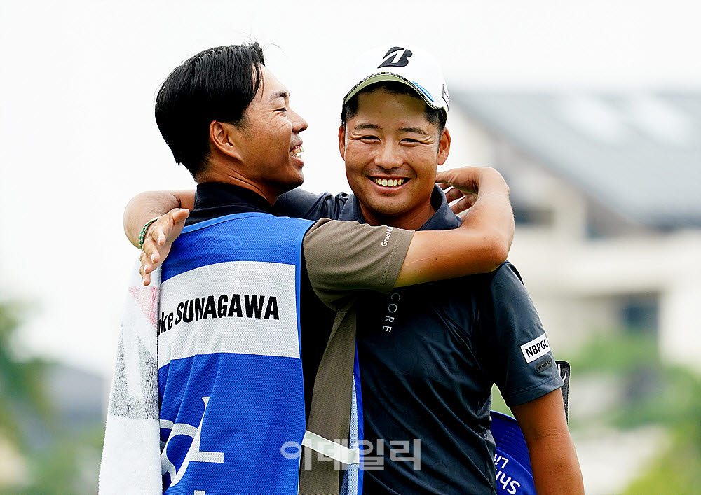 [포토] 스나가와 코스케, 캐디와 얼싸안고 기쁨 만끽