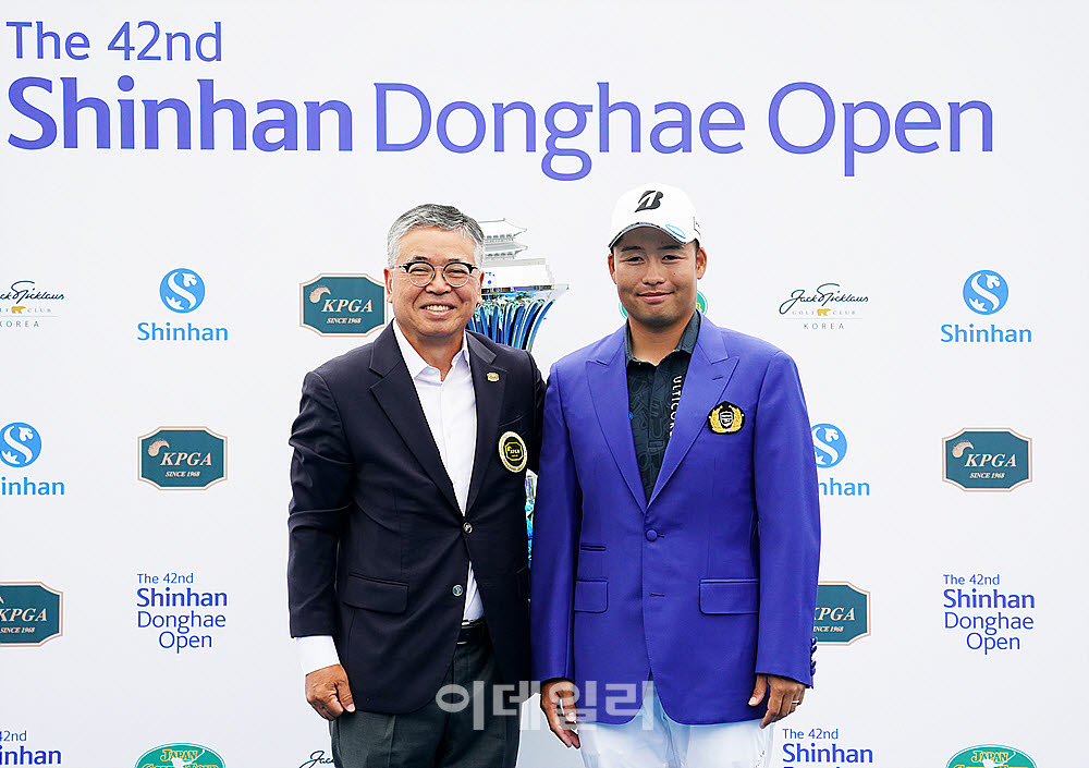 [포토] 스나가와 코스케, KPGA 김원섭회장으로부터 우승자켓