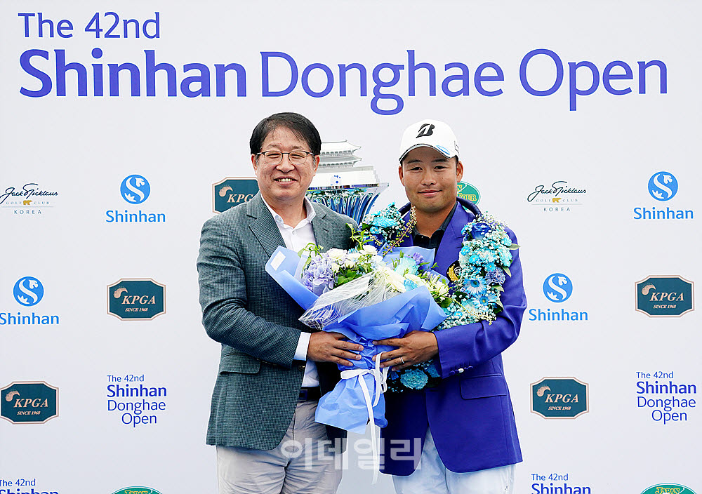 [포토] 꽃다발 수상하는 스나가와 코스케