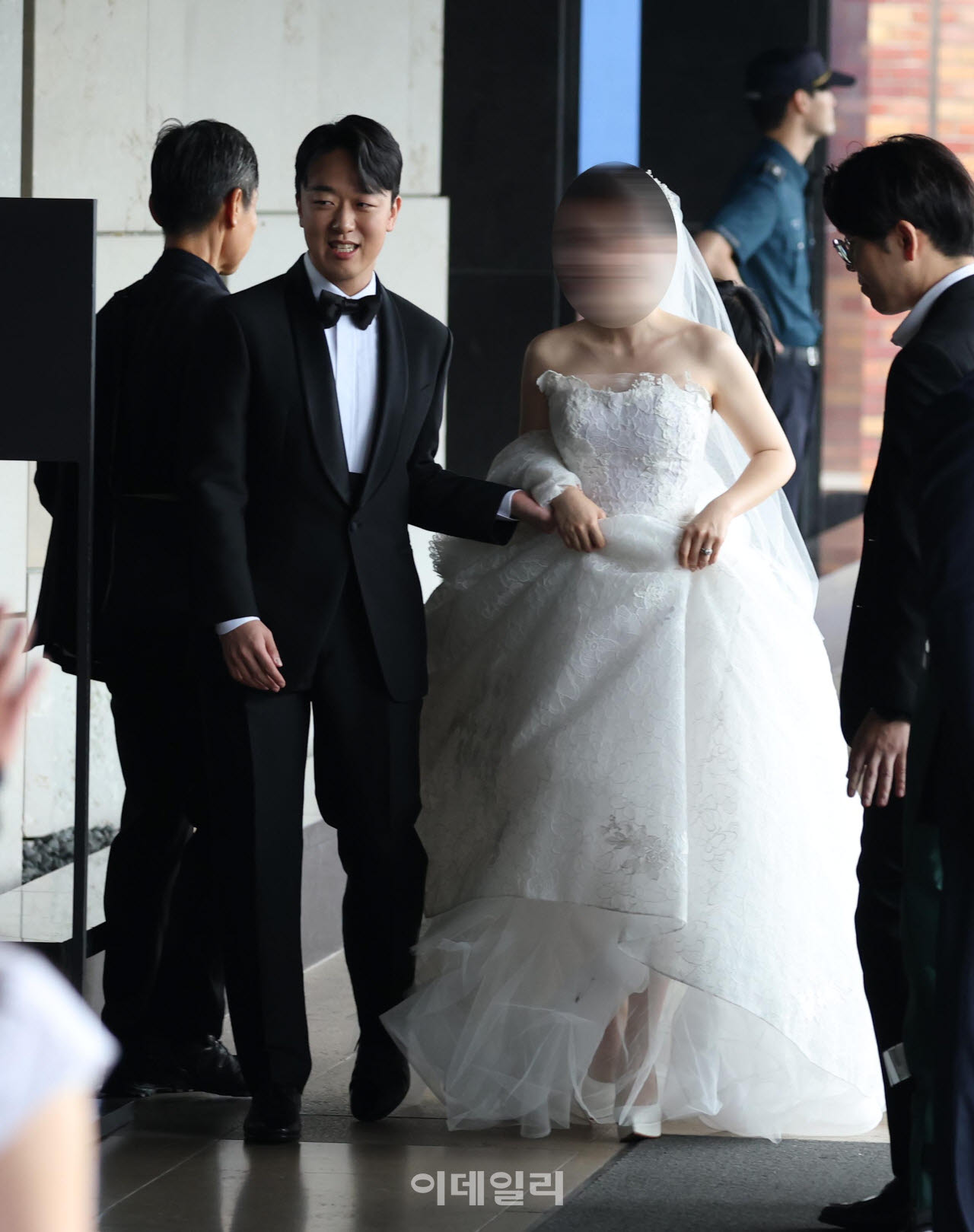 [포토]턱시도 입은 '농심 3세' 신상열 부사장, '예비신부와 함께'