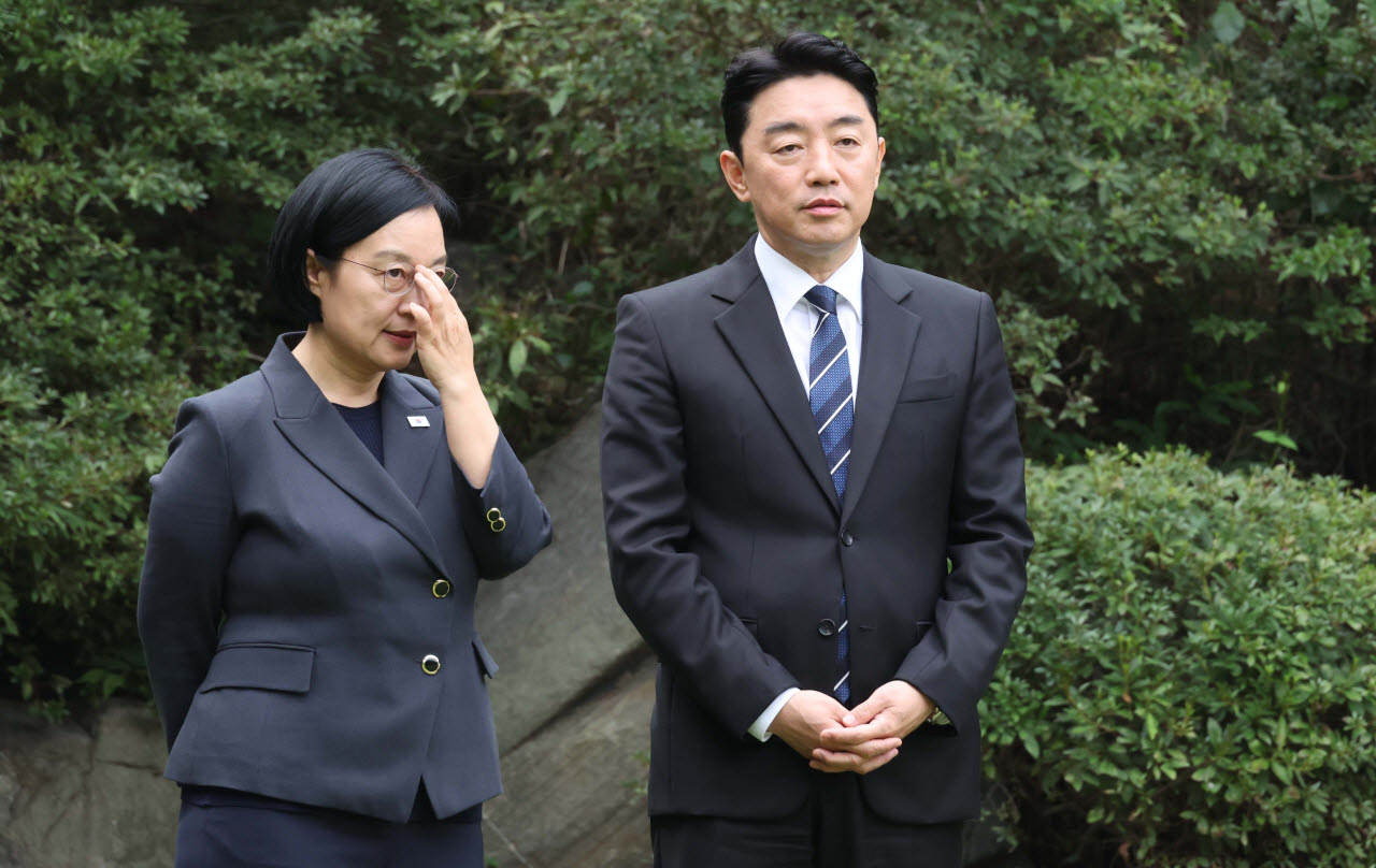 [포토]이야기 나누는 한성숙 국무총리-강훈식 청와대비서실장