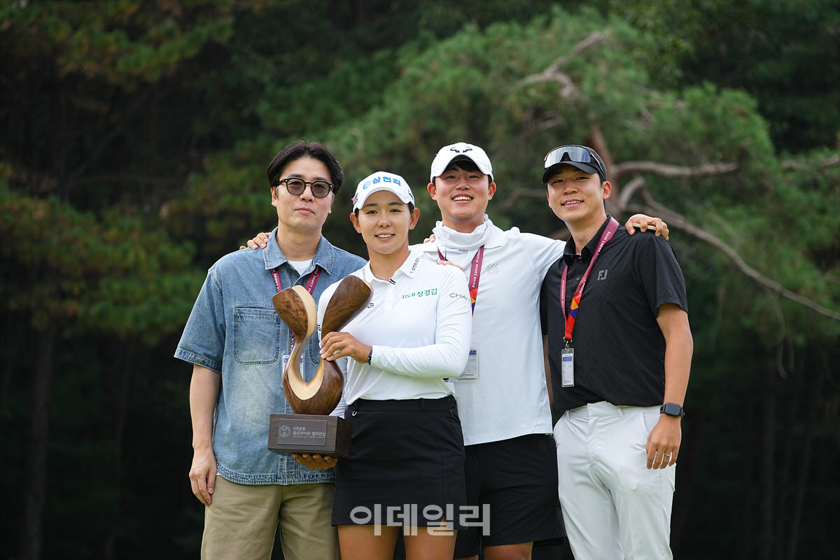 [포토]박보겸,메니지먼트사 식구들과 함께