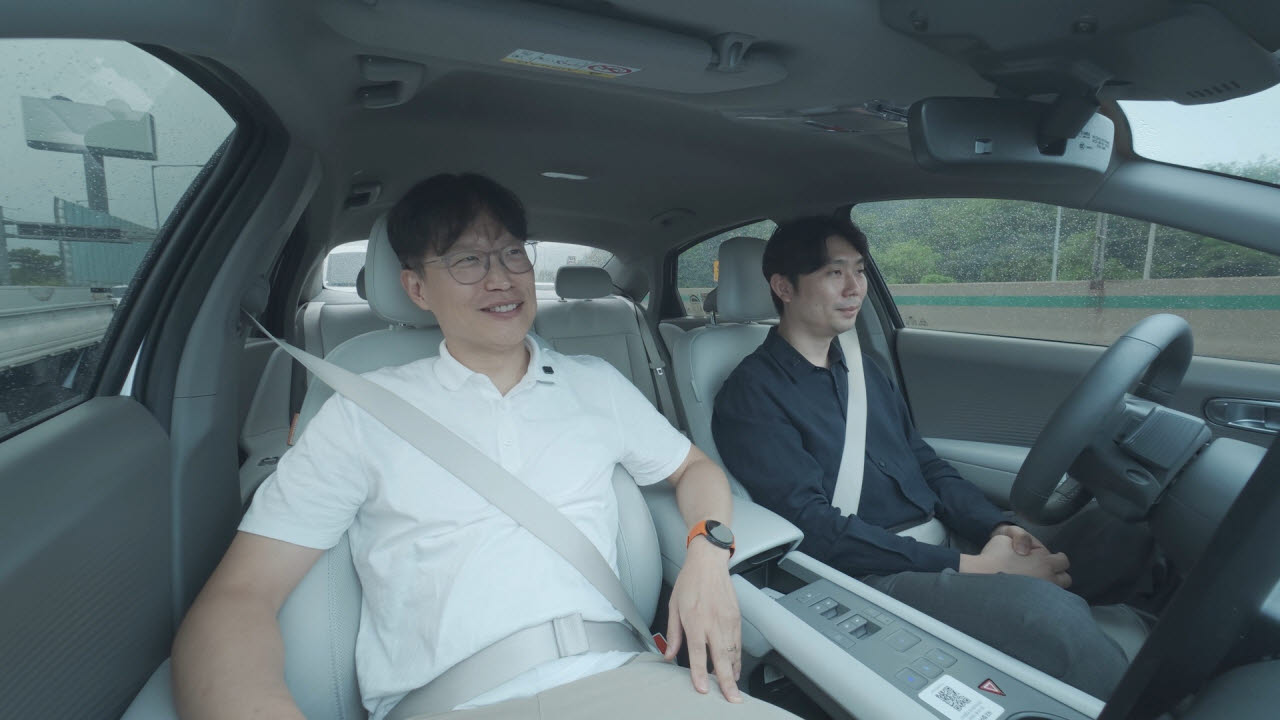 박민우 현대차·기아 AVP본부장 겸 포티투닷 대표(사진 왼쪽)와 정성균 포티투닷 아트리아그룹 리더가 자율주행 인공지능 ‘아트리아 AI(Atria AI)’를 탑재한 시험차를 타고 판교에서 서울 광화문까지 이동하며 주행 성능을 점검하고 있다. (사진=현대차그룹)
