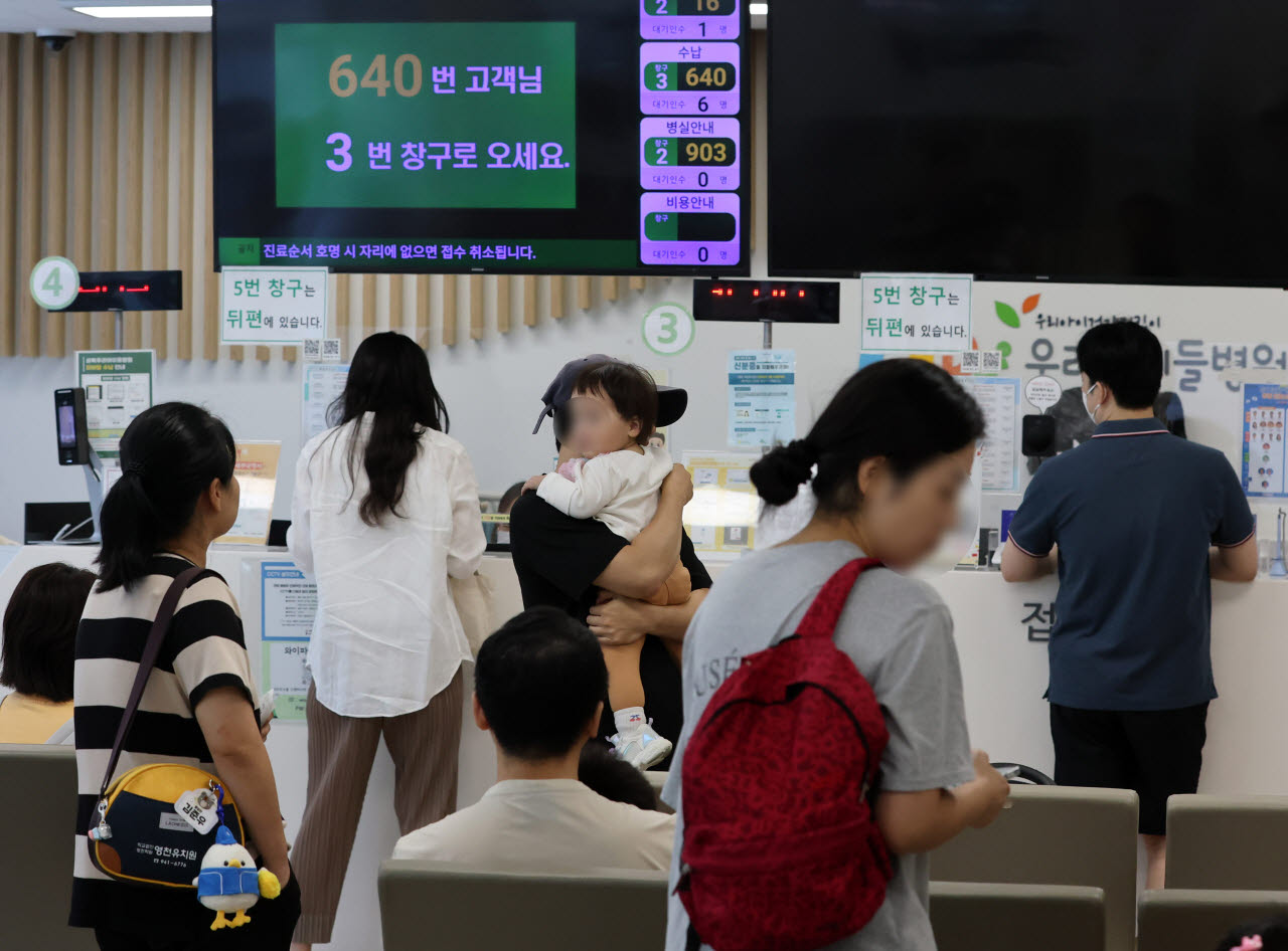 [포토]한 달 일찍 온 불청객 '독감', 이른 아침부터 붐비는 어린이병원