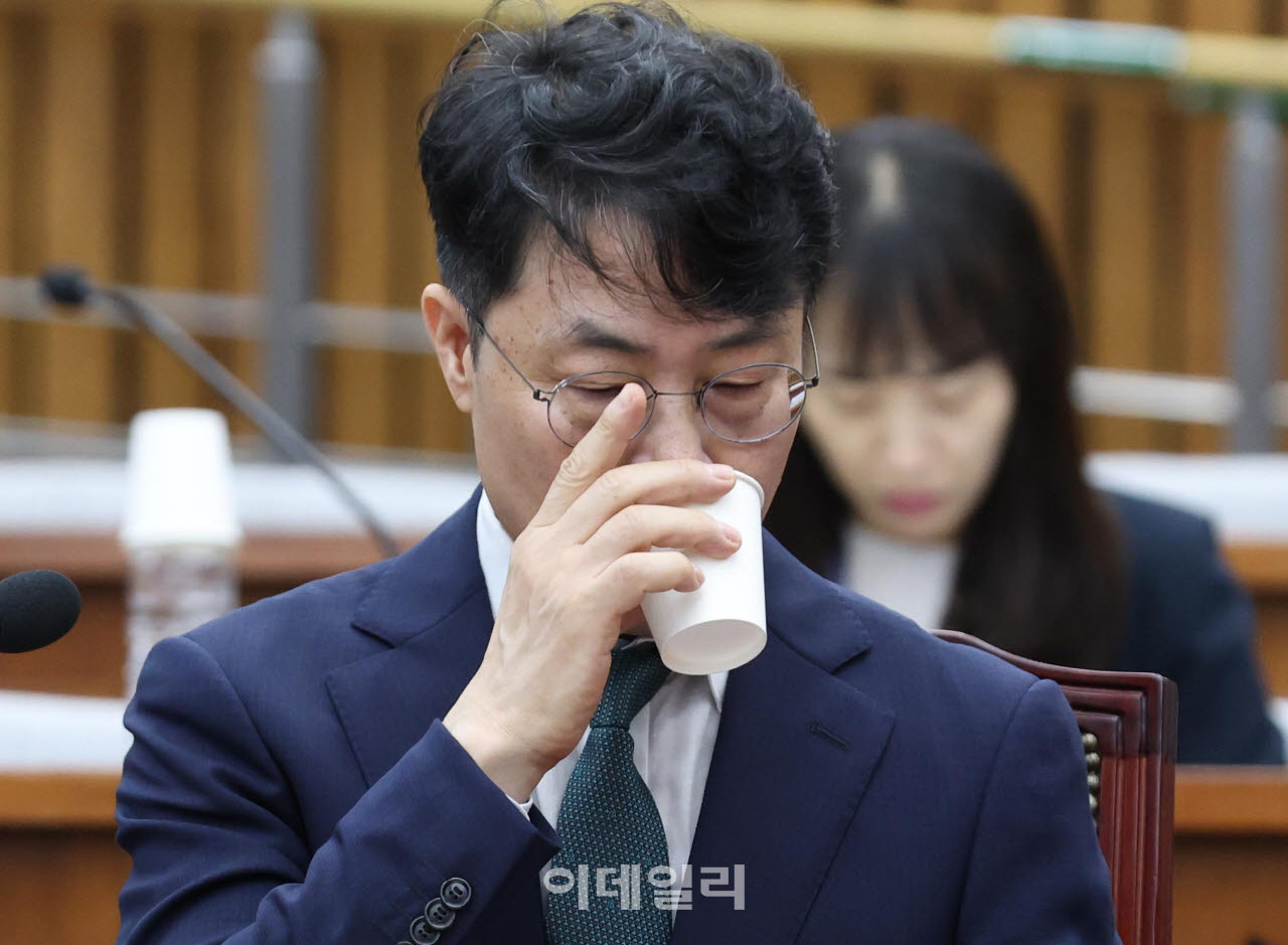 [포토]인사청문회, '물 마시는 김성수 대법관 후보자
