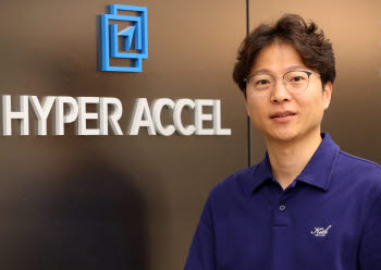 “비싼 HBM 없이도 LLM 쌩쌩…‘LPU’로 AI 반도체 가성비 뒤집겠다”