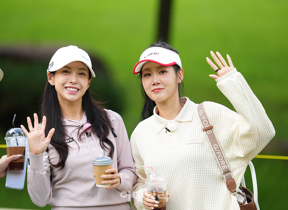 [포토]홍재경 아나운서-소유,우리 방송 시작해요