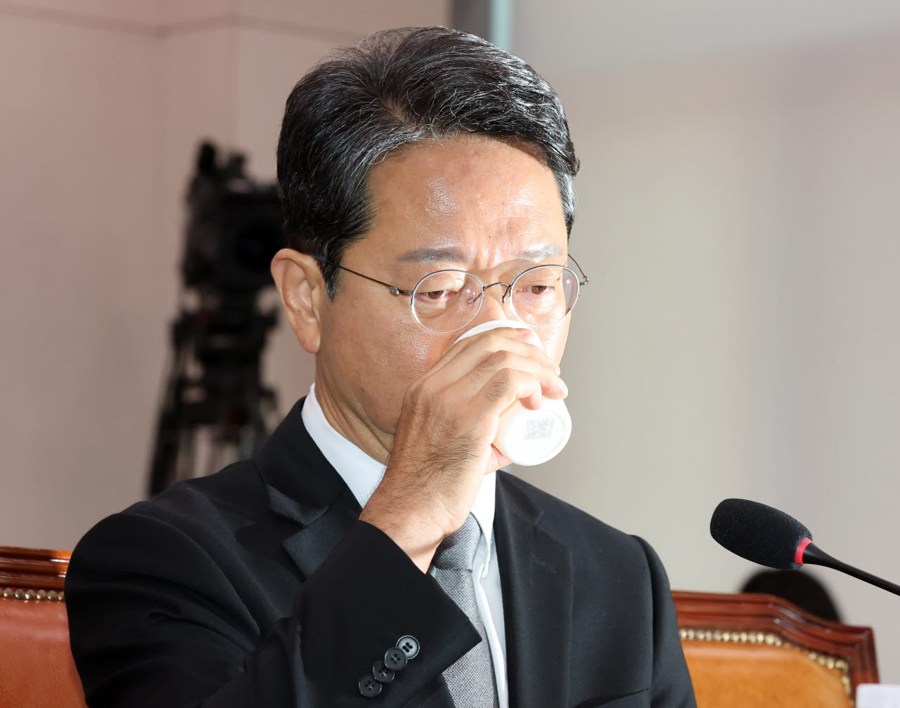 [포토]물 마시는 김승원 법무부 장관 후보자