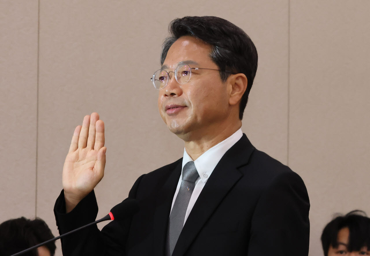 [포토]선서하는 김승원 법무부 장관 후보자
