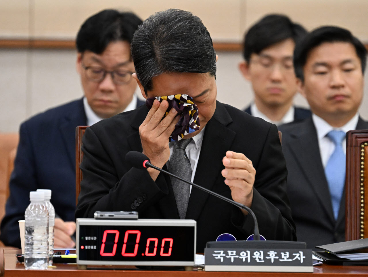 [포토]눈물 닦는 김승원 법무부 장관 후보자