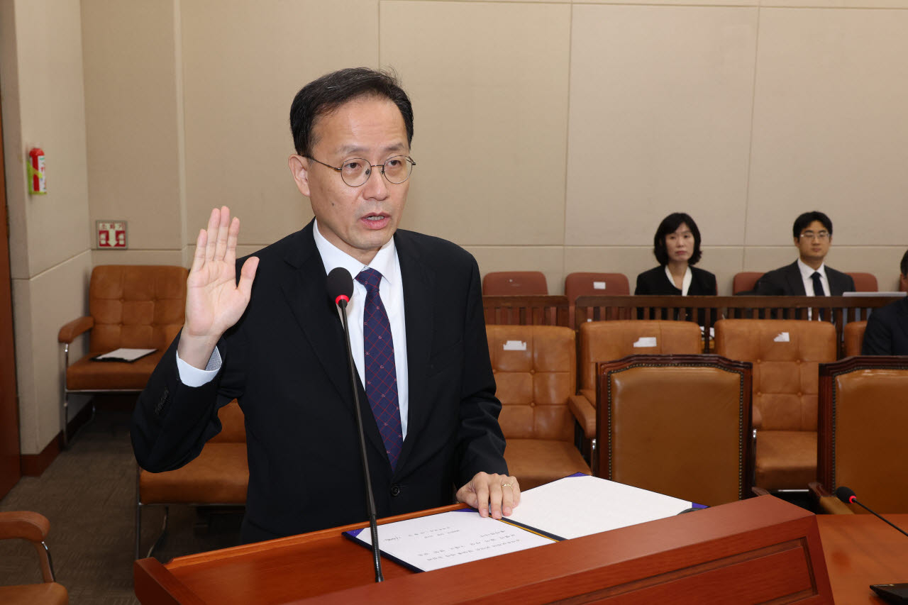 [포토]선서하는 이형일 부총리 겸 재정경제부 장관 후보자