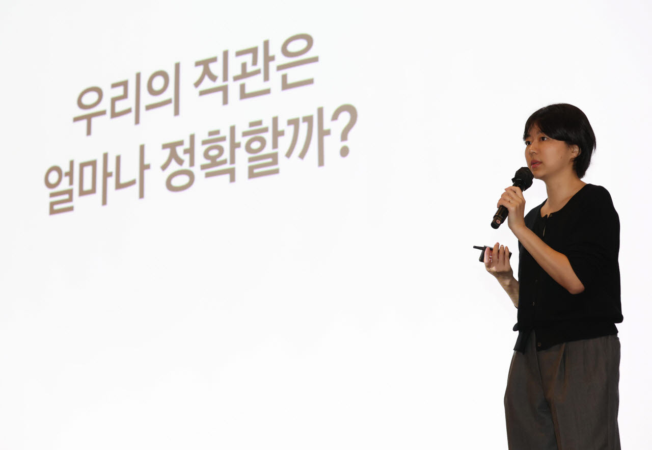 [포토]E마케팅 인사이트 서밋 2026, '발표하는 정희연 토스 CDO·CHRO'