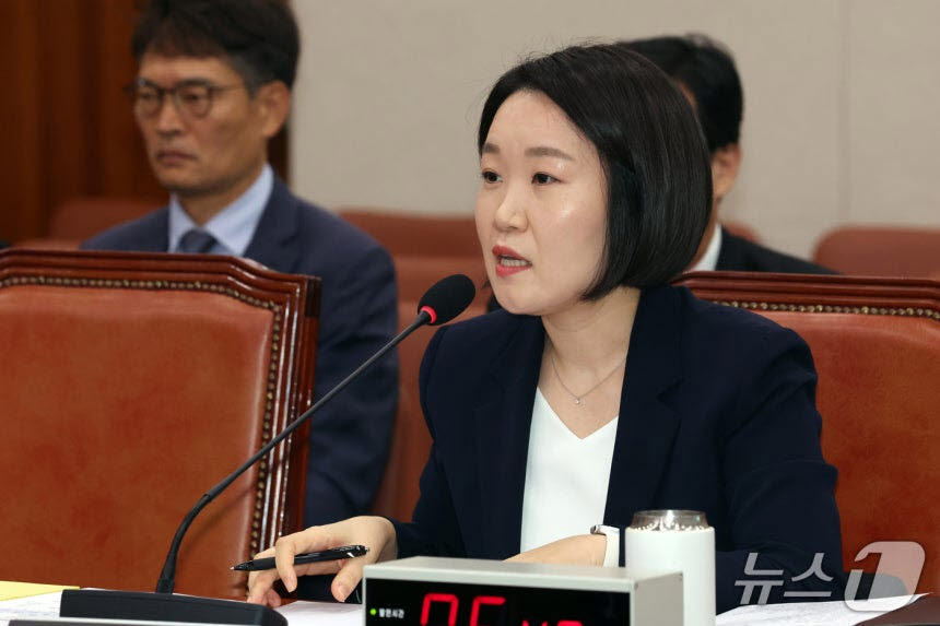 이소영 “52시간제 획일적 규제 안돼”…檢 보완수사권 폐지는 ‘소신 기권’