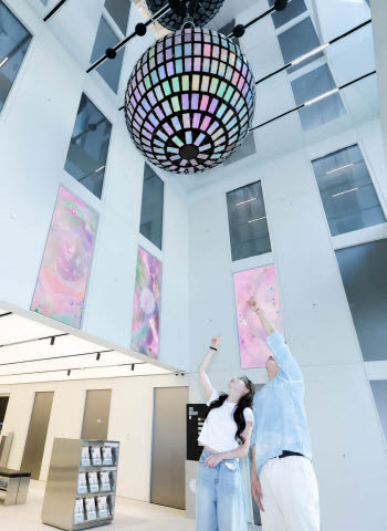 “팝업 넘어 아트 플랫폼으로”…LG유플러스, 강남 ‘일상비일상의틈’ 재단장