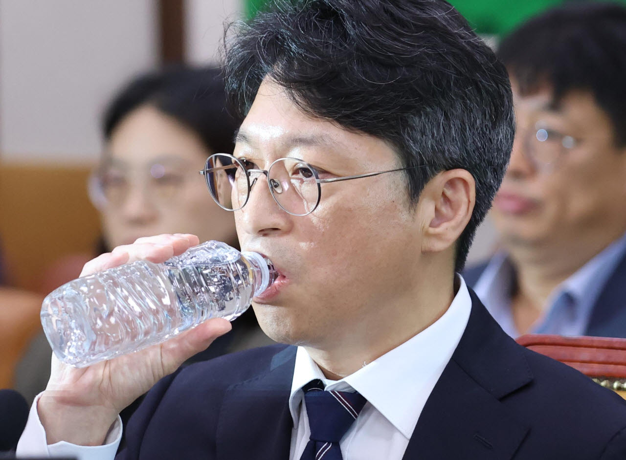 [포토]인사청문회, '물 마시는 홍지선 후보자'