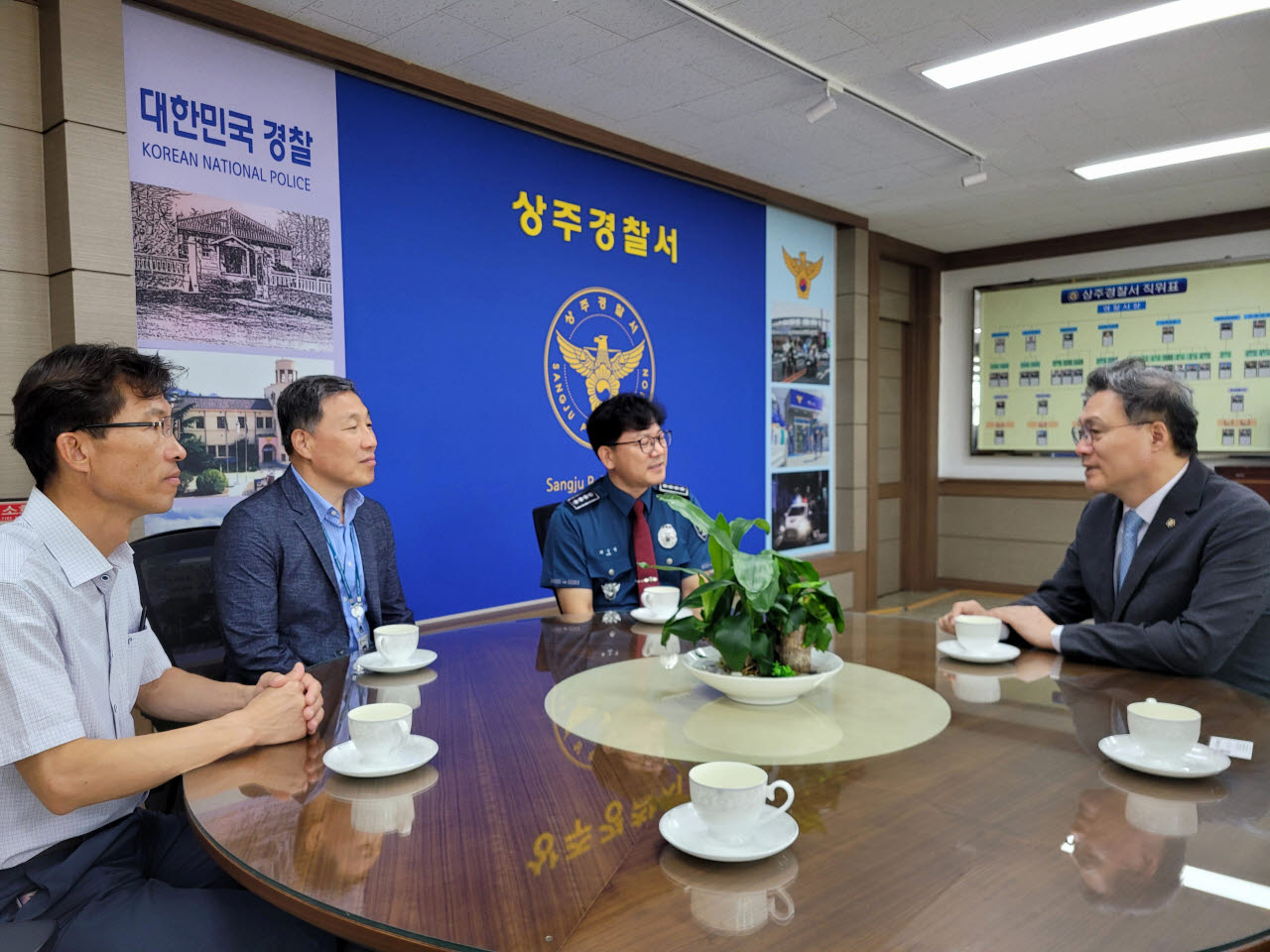 '변호인 참여 제한' 경찰 안내문 끌어내린 서울변회…재발방지 잰걸음