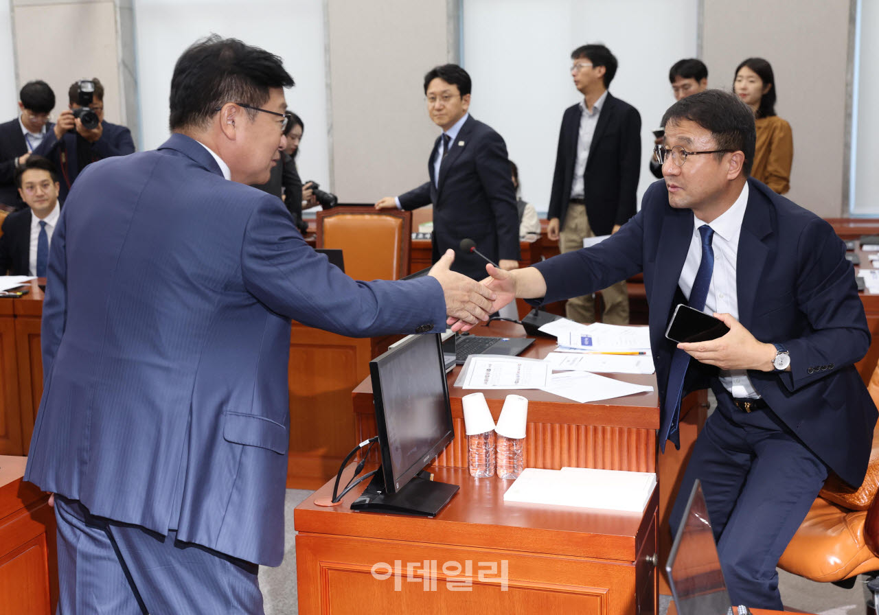 [포토]운영위, '악수하는 한병도-정점식'