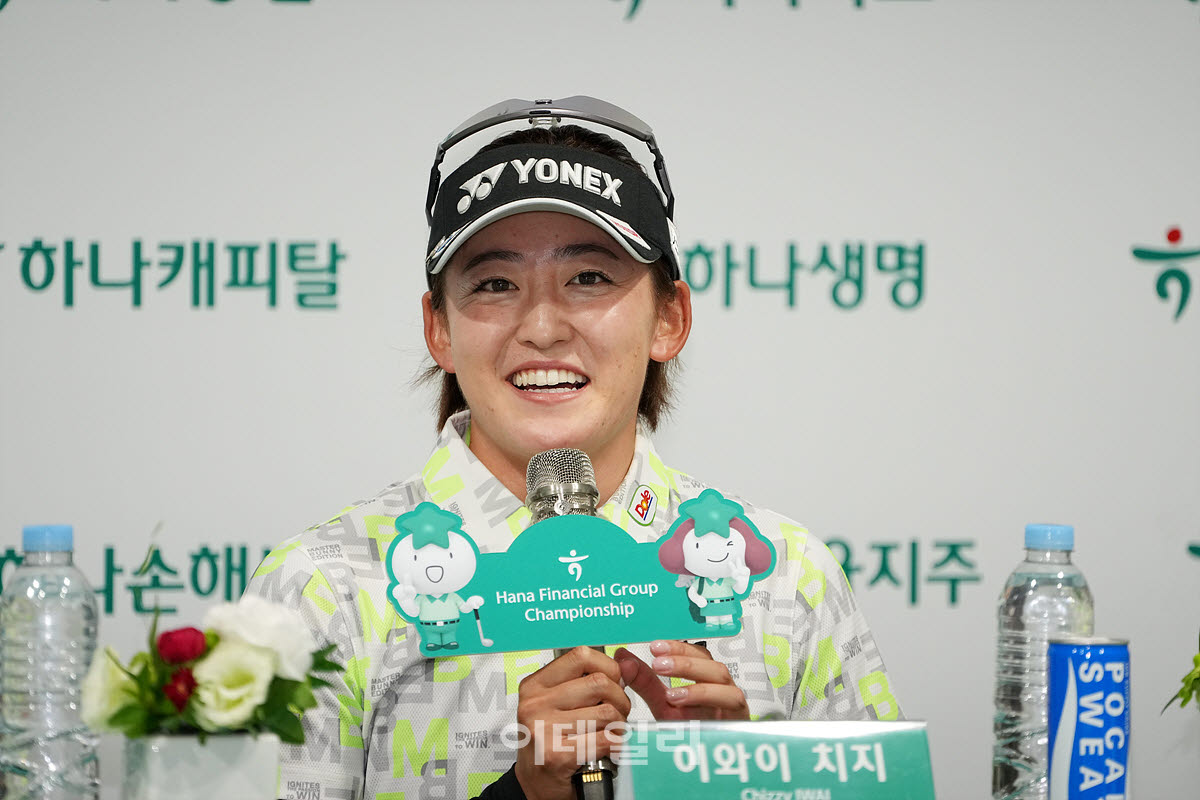 [포토]이와이 치지,미소로 답변해요