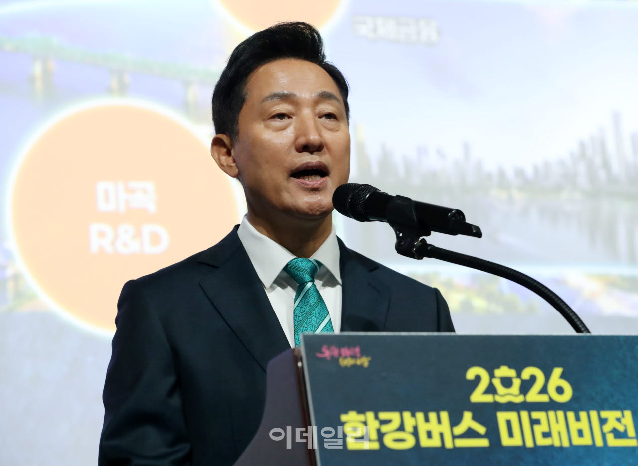 [포토] '한강버스' 1주년 인사말하는 오세훈 시장