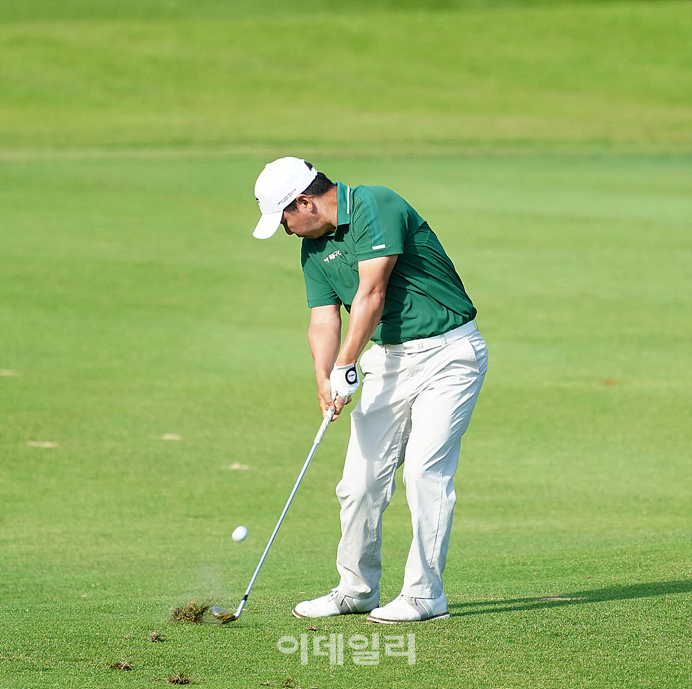 [포토] 조민규, 정교한 컨택으로 날린다