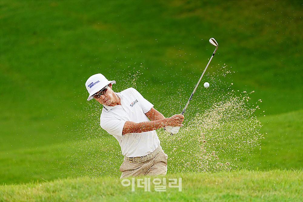 [포토] 최진호, 간결한 샷으로 벗어나는 벙커