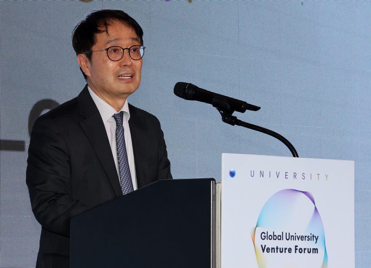 [포토]2026 글로벌대학벤처포럼 개회사하는 이익원 이데일리 대표