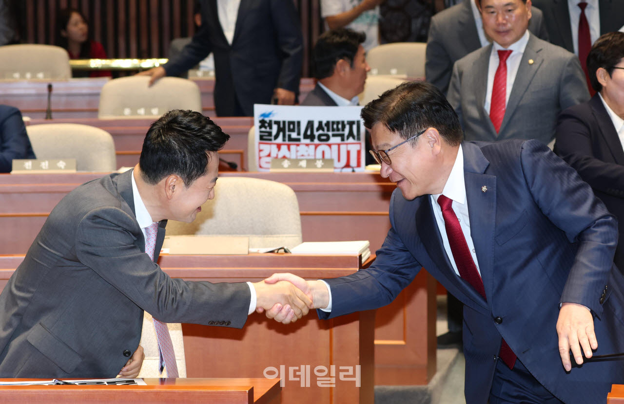 [포토]의원총회, '악수하는 장동혁-정점식'