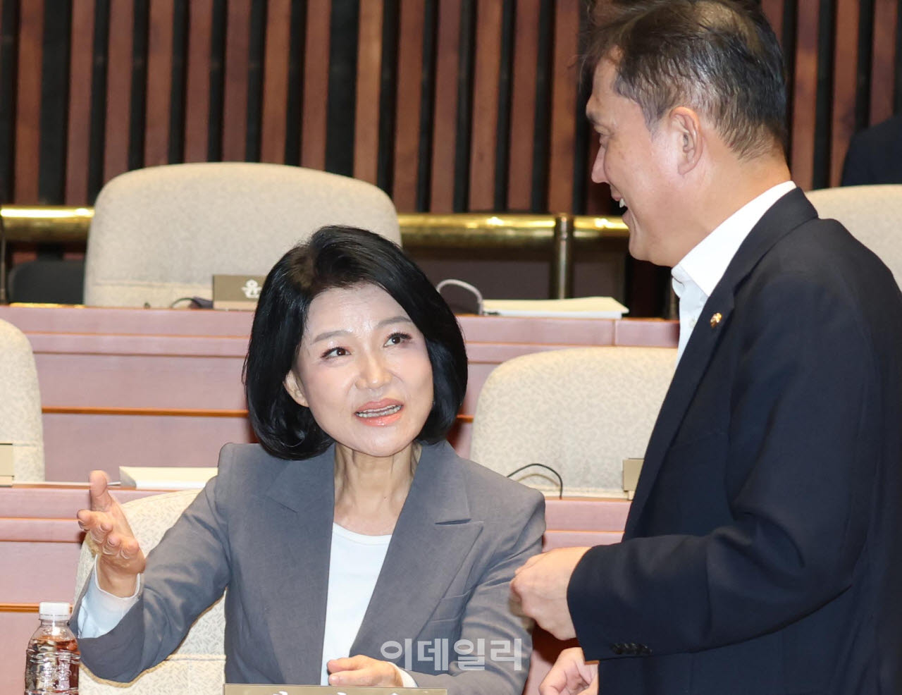 [포토]의원총회, '대화하는 이진숙-김태규'