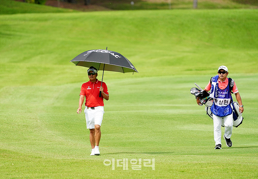 [포토] 박상현, 콤비 캐디와 함께 동행