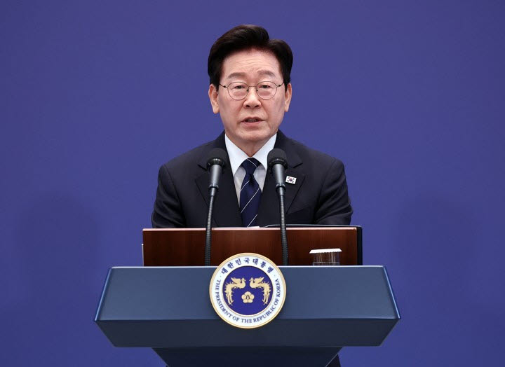 [속보] 李 "숙고·성찰한 결과 '언제나 국민은 옳아'…모두 저의 부족함 때문"